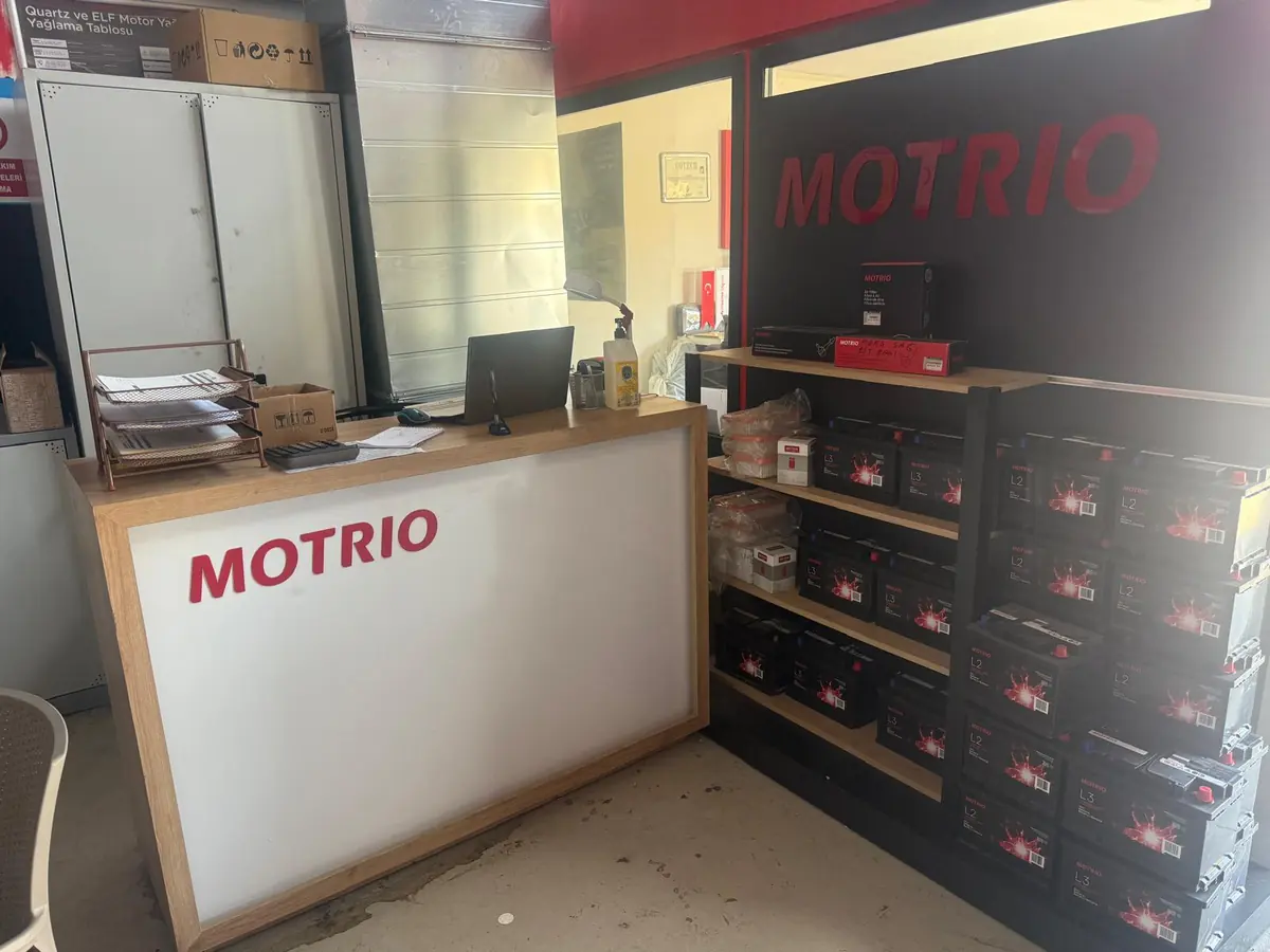 MOTRIO karşılama bankosu ve akü rafı